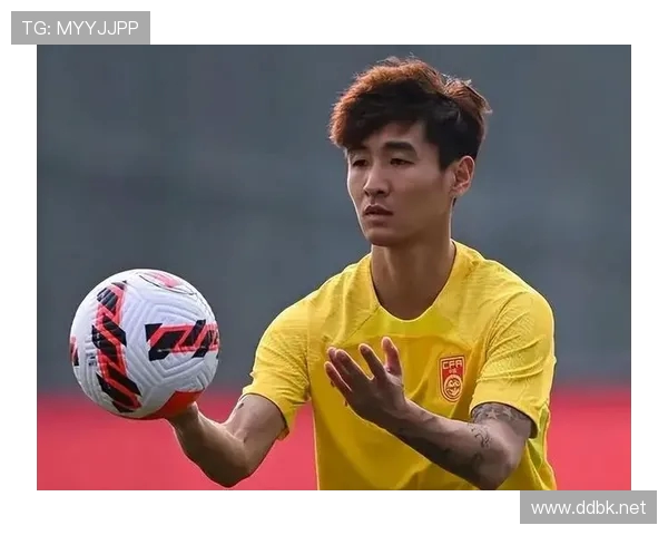 足协杯赛后韦世豪疑似遭遇追尾事故现场等待交警处理